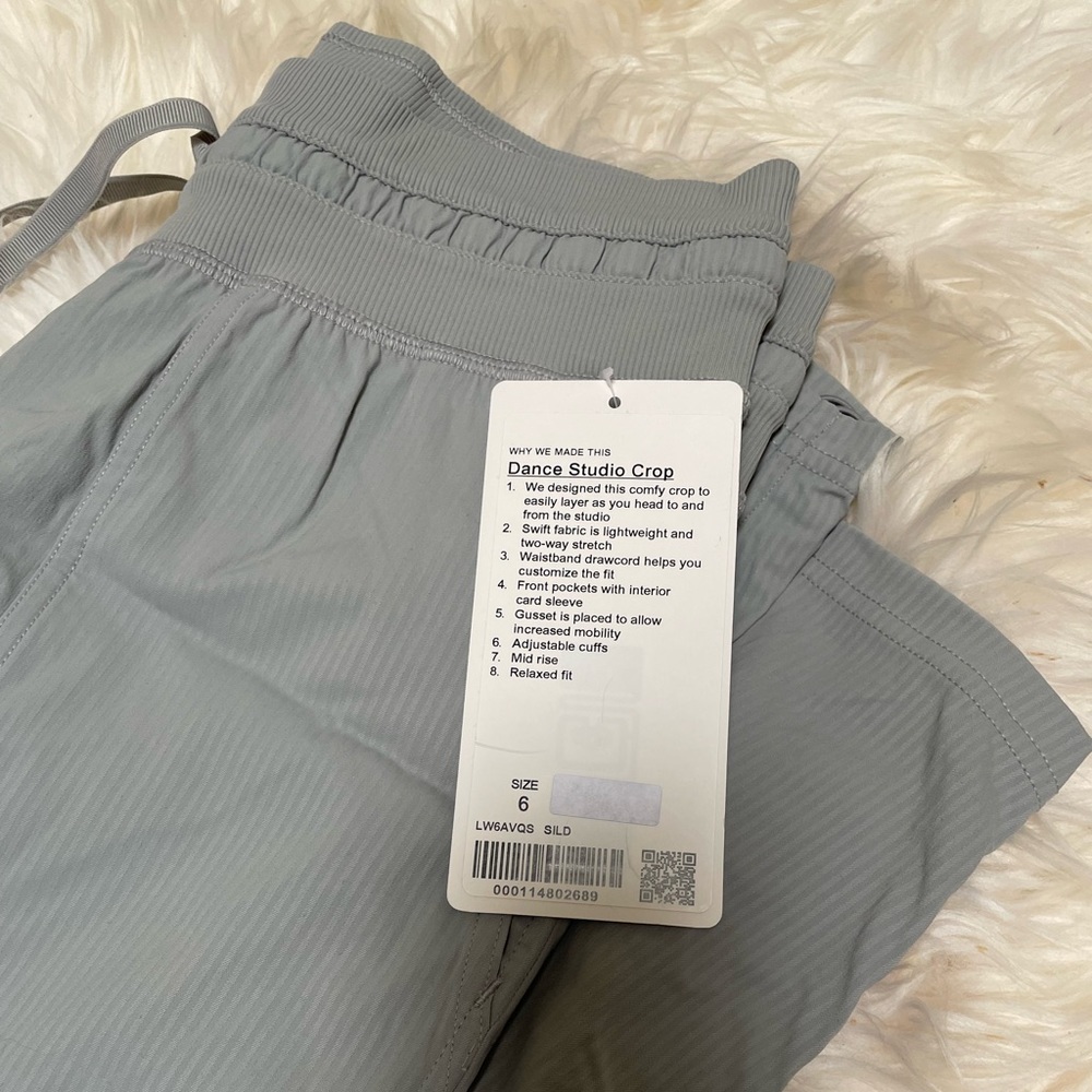 Lululemon dance studio crop NWT